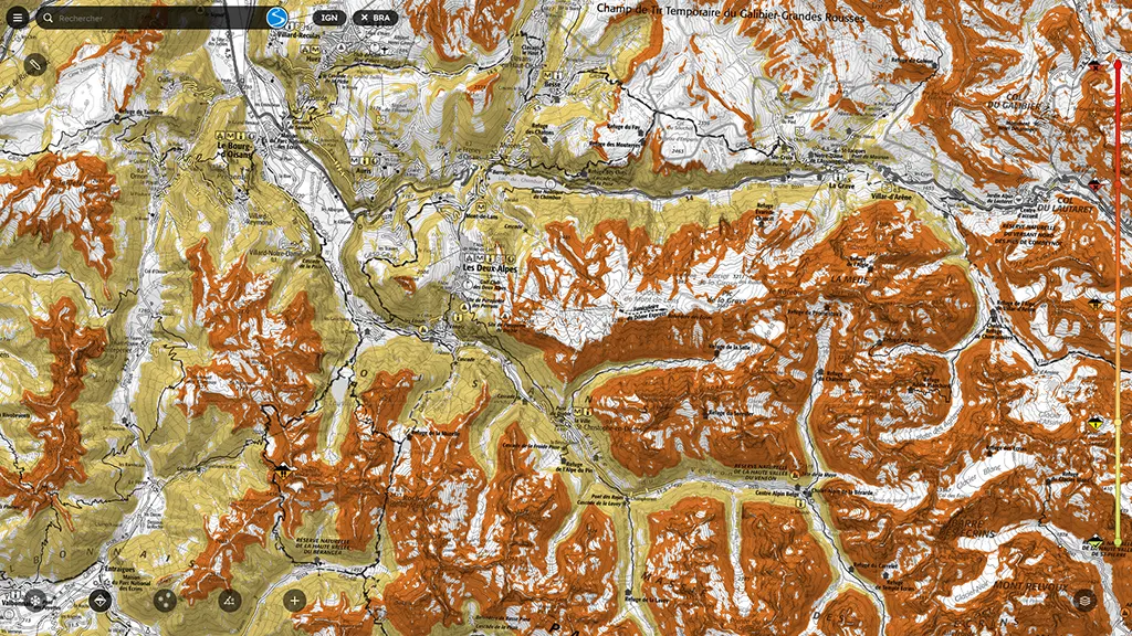 Screenshot de snowmap.fr montrant l'affichage des zones à risque de déclenchement d'avalanche en transparence sur la carte IGN.